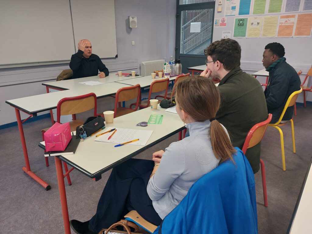 Cyril Lorin devant les étudiants de la spécialité Cinéma et audiovisuel de Bertran-de-Born (académie de Bordeaux)