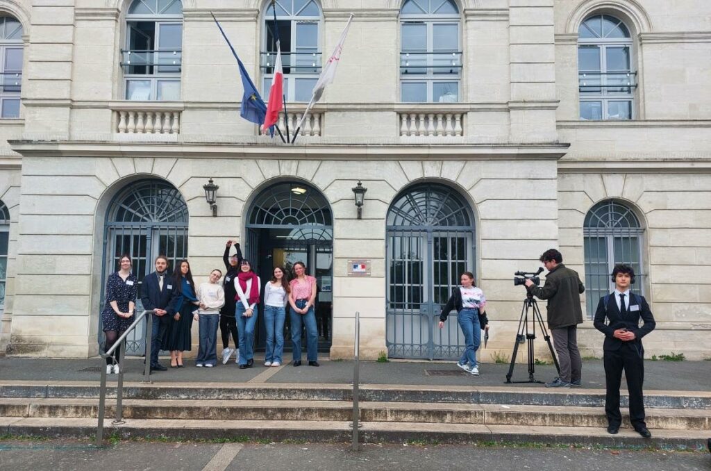 Quelques étudiants de la CPGE littéraire prêts à accueillir tous les lycées participants de Dordogne