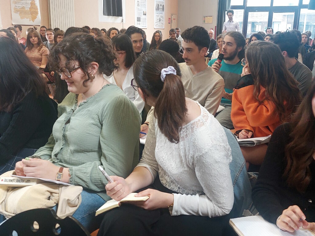 Au premier plan, les hypokhâgneux du lycée Bertran-de-Born, écoutent la question que Mathis pose à Pierre Lemaitre