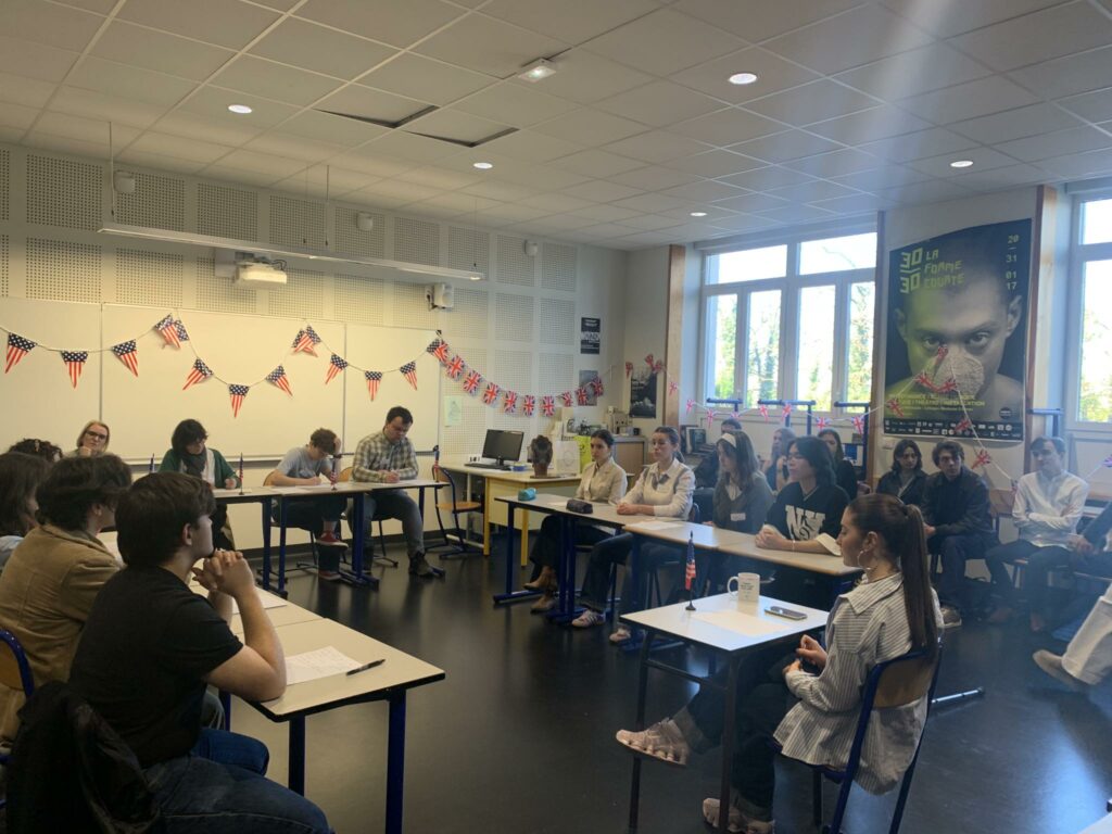 L'équipe de Bertran-de-Born débat sous la modération d'Elsa devant un jury composé notamment de Julie et de Yohann, deux autres hypokhâgneux.