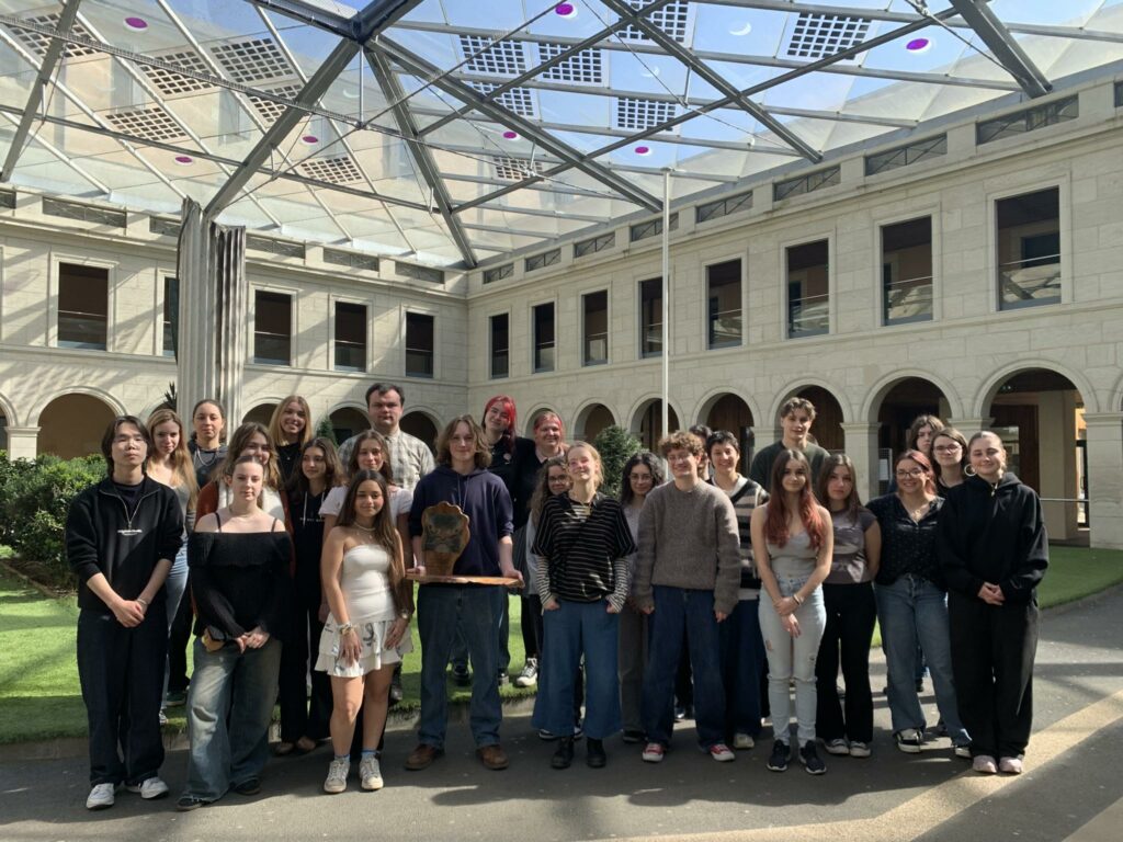 Les vainqueurs et quelques-uns des étudiants qui ont participé aux débats comme modérateurs ou jurés