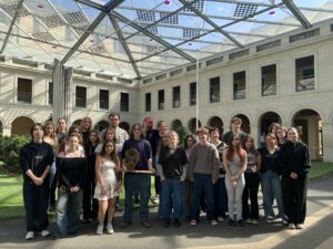 L'équipe de Bertran-de-Born débat sous la modération d'Elsa devant un jury composé notamment de Julie et de Yohann, deux autres hypokhâgneux.