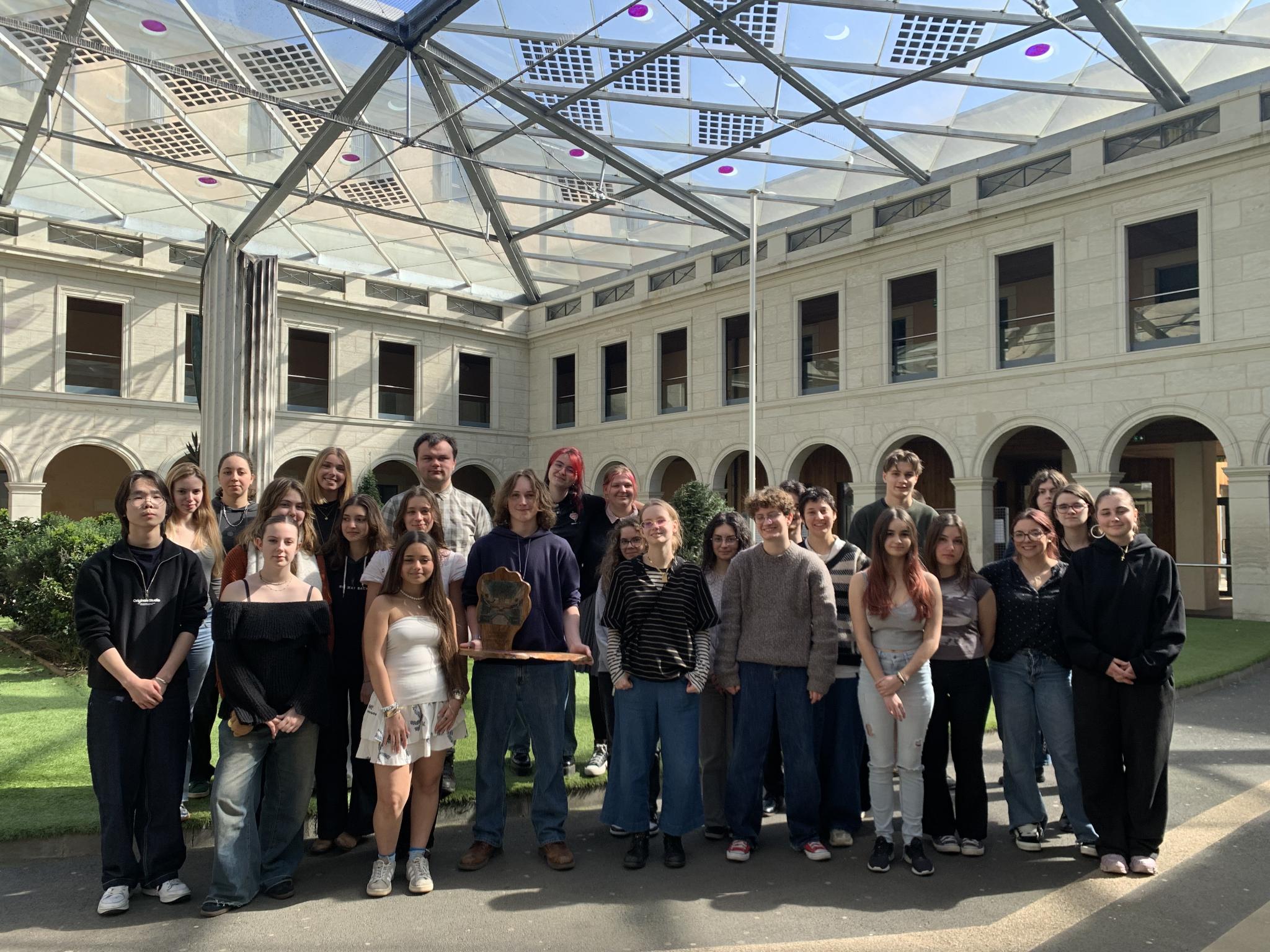 L'équipe de Bertran-de-Born débat sous la modération d'Elsa devant un jury composé notamment de Julie et de Yohann, deux autres hypokhâgneux.