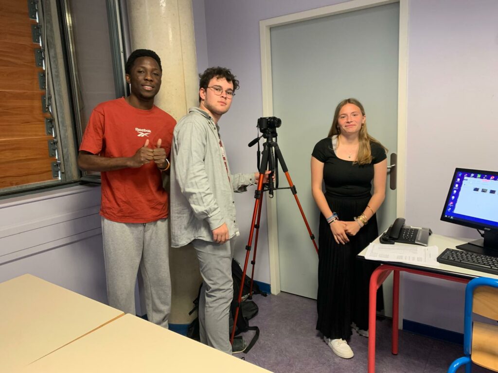 Les trois étudiants de l'option cinéma présentent leurs productions à leurs camarades.