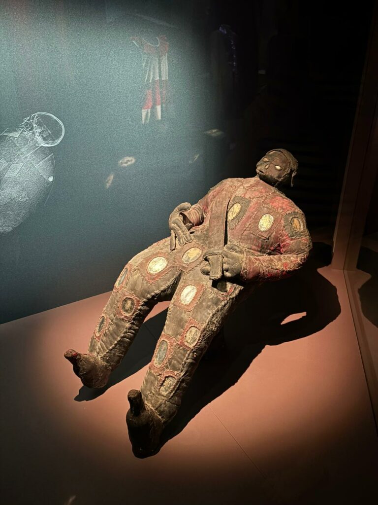 Musée des Confluences : personnage bizango (Haïti)